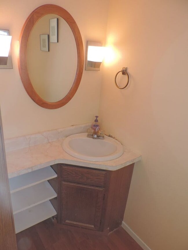 Building Photo - $1425 | 2 Bedroom + Den, 2.5 Bathroom TOWN...
