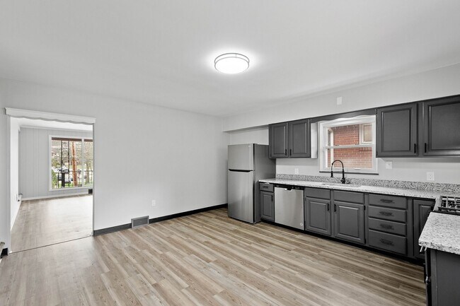 Building Photo - Stunning 3 bed, 2 bath home in East Hills available August 1!