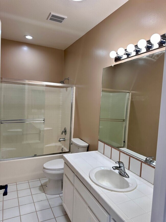 Building Photo - 4 bed/ 4.5 bath in Santa Rosa