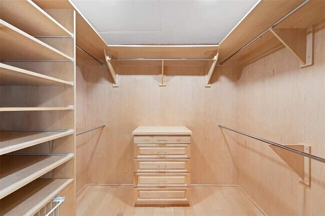 Building Photo - 413 Holiday Dr