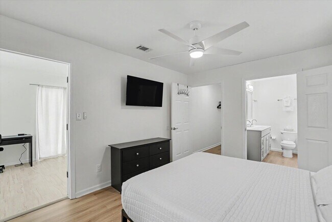 Building Photo - 713 Stafford St