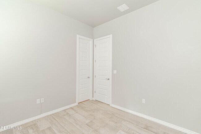 Building Photo - 864 Lemington St