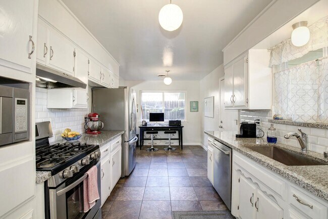 Building Photo - Great Central Davis 3 bedroom 2 bath home