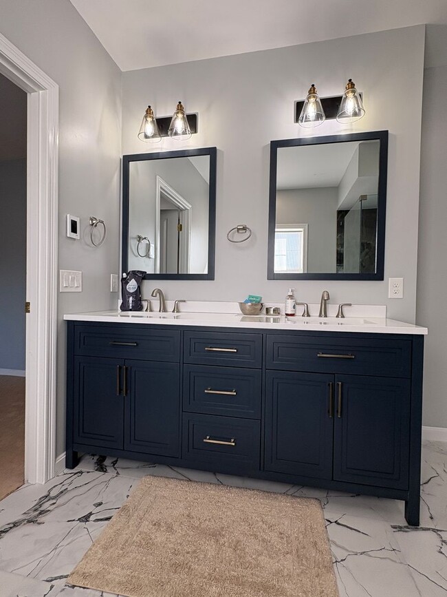 Building Photo - Spacious and Stylish 2 bedroom, 2 bath condo is desirable Coachman's Ridge complex