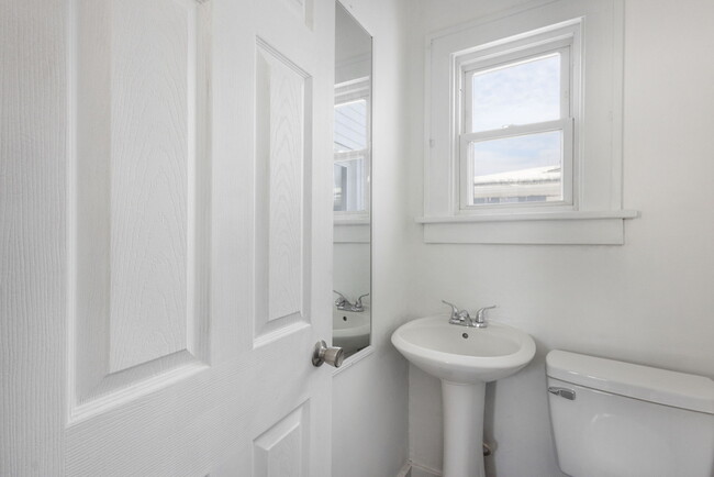 Building Photo - 302 E Grove St