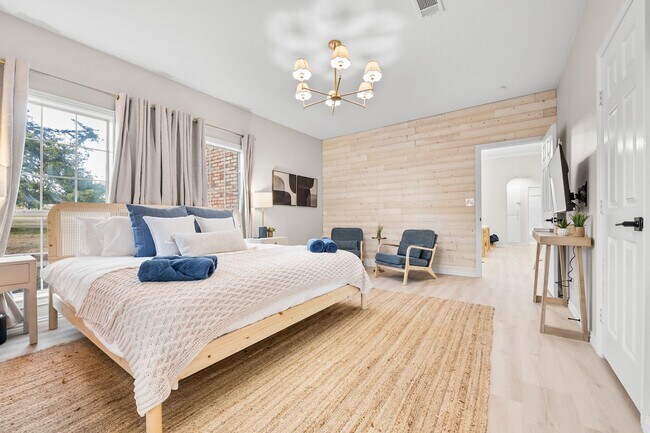 Building Photo - Lakefront Luxury Retreat, 5 Beds, 3 Baths, Quiet Gated Community.