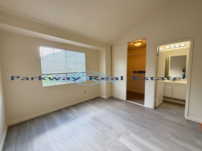 Building Photo - 2 Bedroom Townhome