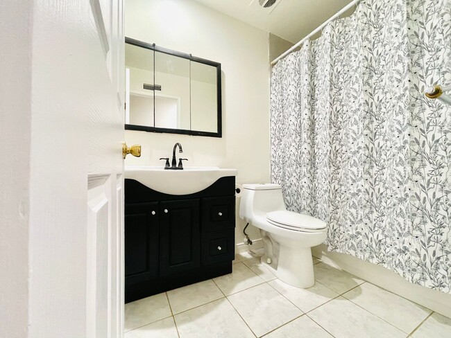 Building Photo - Charming Cul-de-Sac Home for Lease in Cerr...