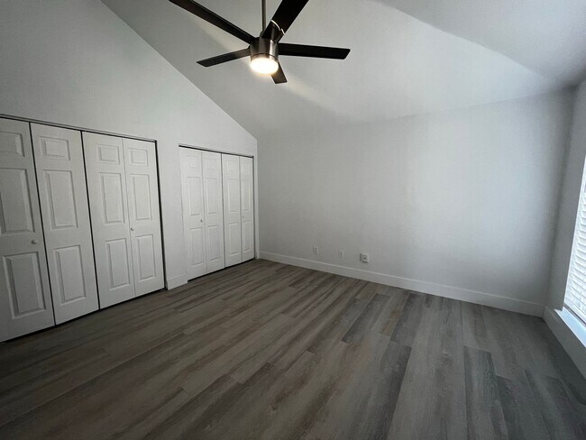 Building Photo - Adorable 2 bedroom, 1 bath!! Washer and Dr...