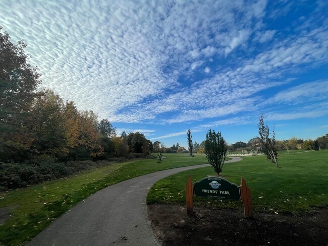 Building Photo - 527 Whitney Dr