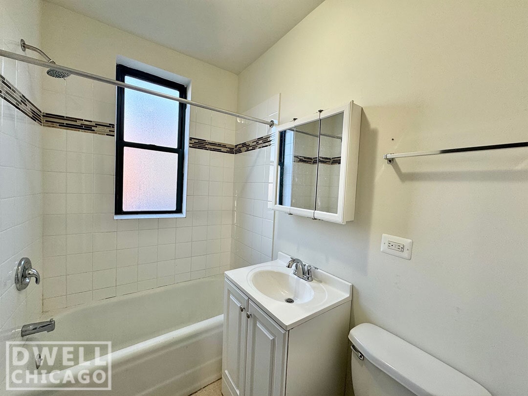 Building Photo - 3825 N Greenview Ave