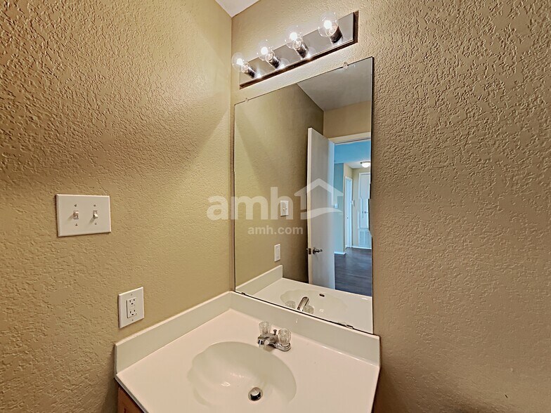 Building Photo - 1303 Range Fld