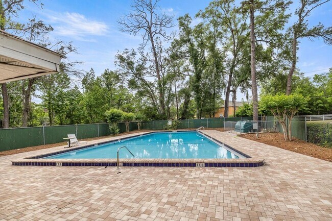 Building Photo - 2 bedroom, 1,5 bathroom townhouse in Mill Run