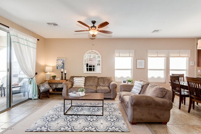 Building Photo - 1051 S Pheasant Dr