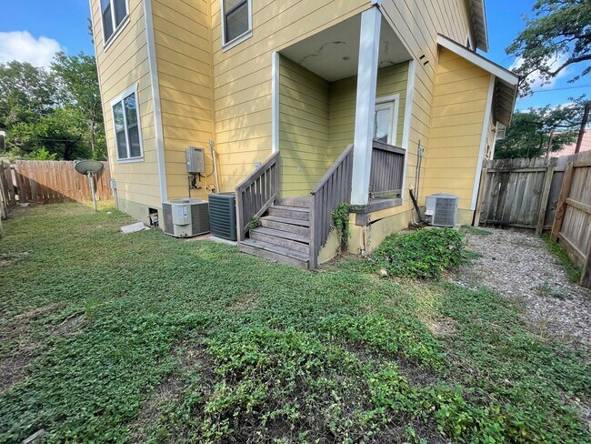 Building Photo - 5bed/3bath house in North Campus