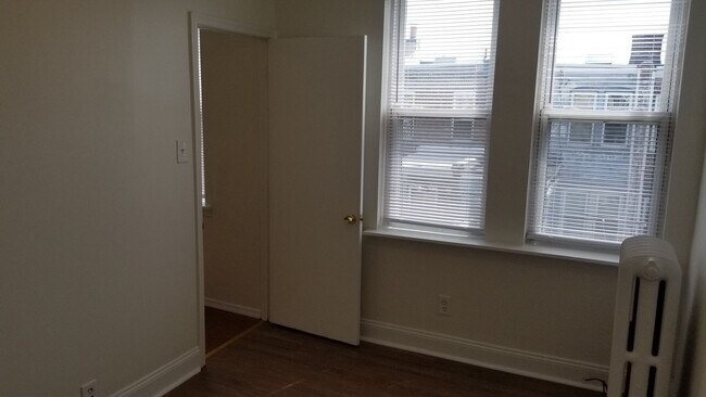 Building Photo - 5211 Glenloch St