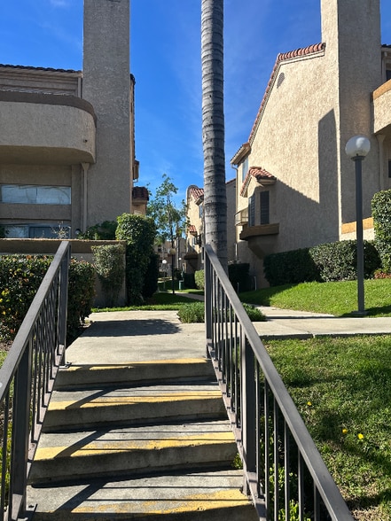 Building Photo - 2046 S Bon View Ave