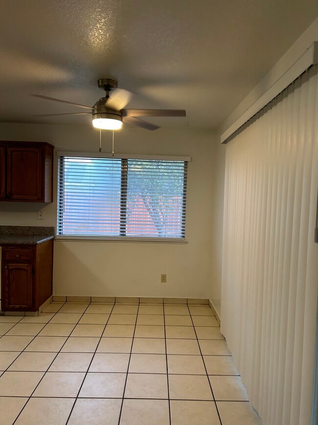 Building Photo - 1008 Shadow Ridge Dr