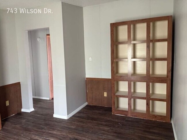 Building Photo - 743 Wilson Dr