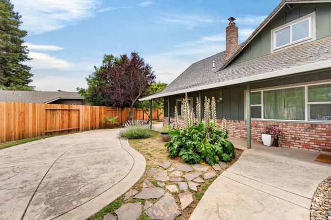Building Photo - 420 Colusa Pl