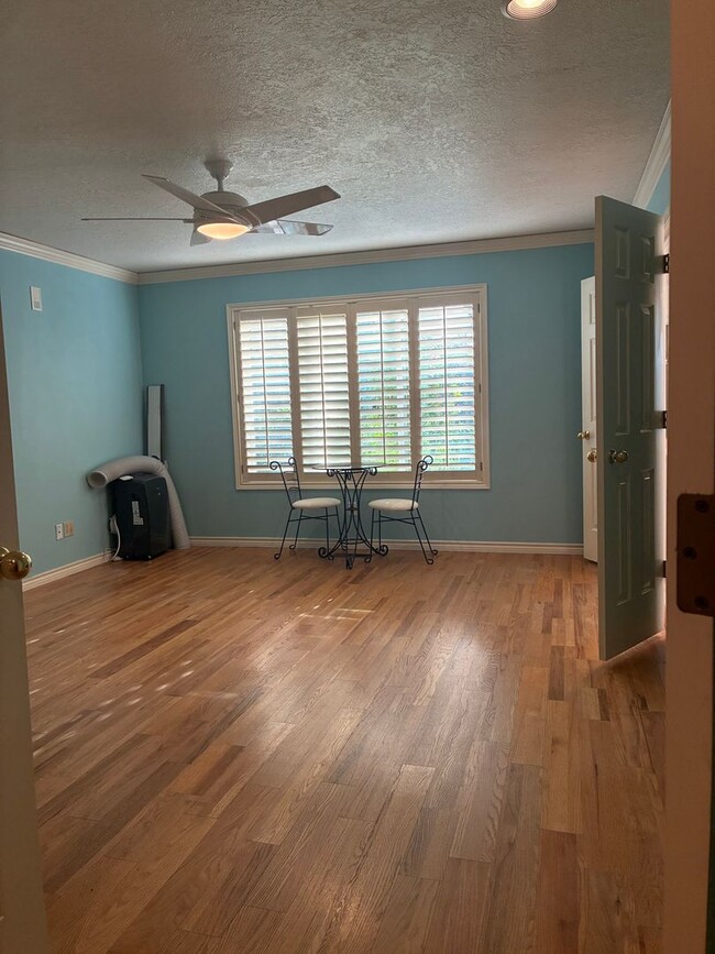 Building Photo - Arranmore 2 Bedroom with Den Available Now !