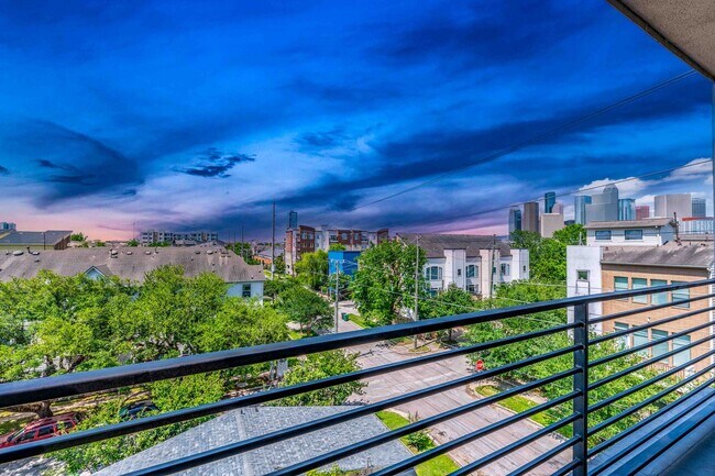 Building Photo - Luxury End Unit Rental with Elevator, Downtown Views, and Sky Deck ($150 off the second month!)