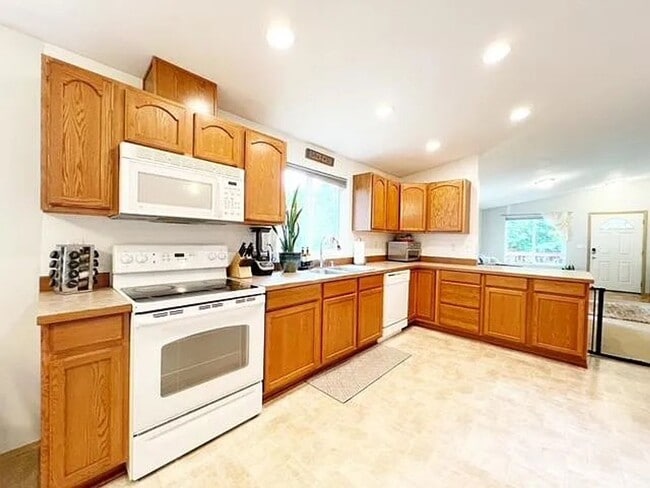 Building Photo - Spacious 3-Bed, 2-Bath Home with Garage – ...