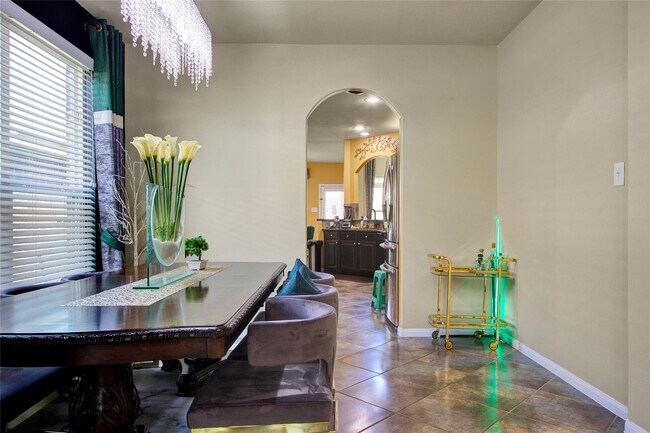 Building Photo - 1242 S Maple Dr