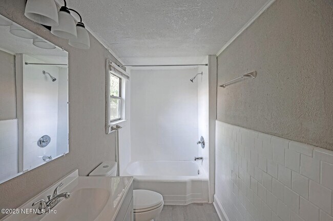 Building Photo - 1574 Steele St