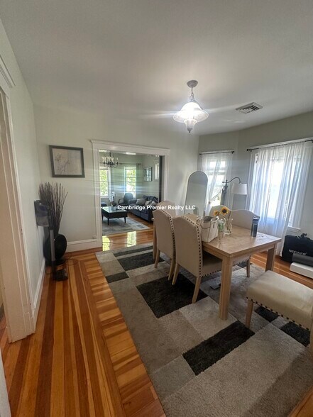 Building Photo - 399 School St