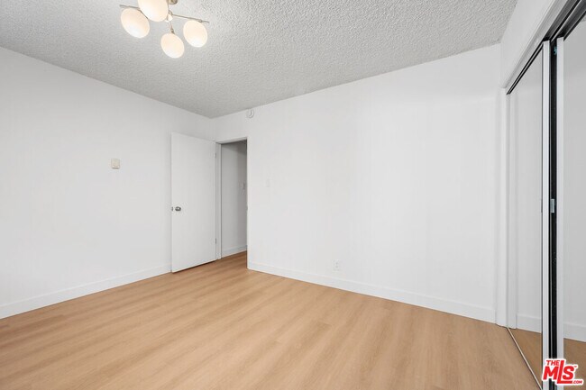 Building Photo - 833 5th St