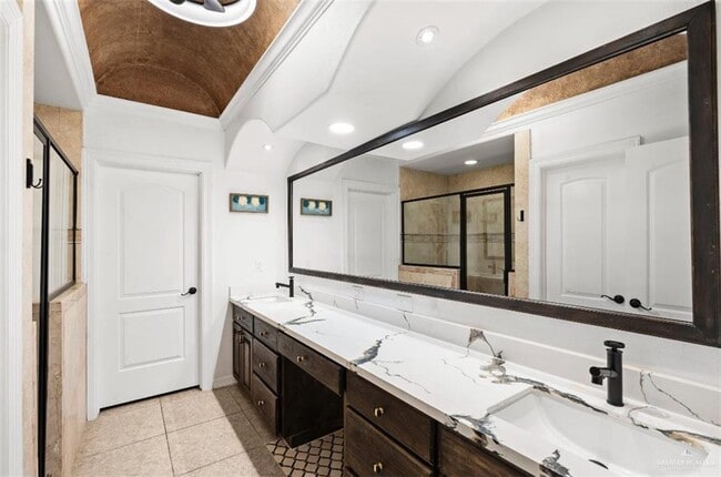 Building Photo - 21 N Loretta Lynn Dr