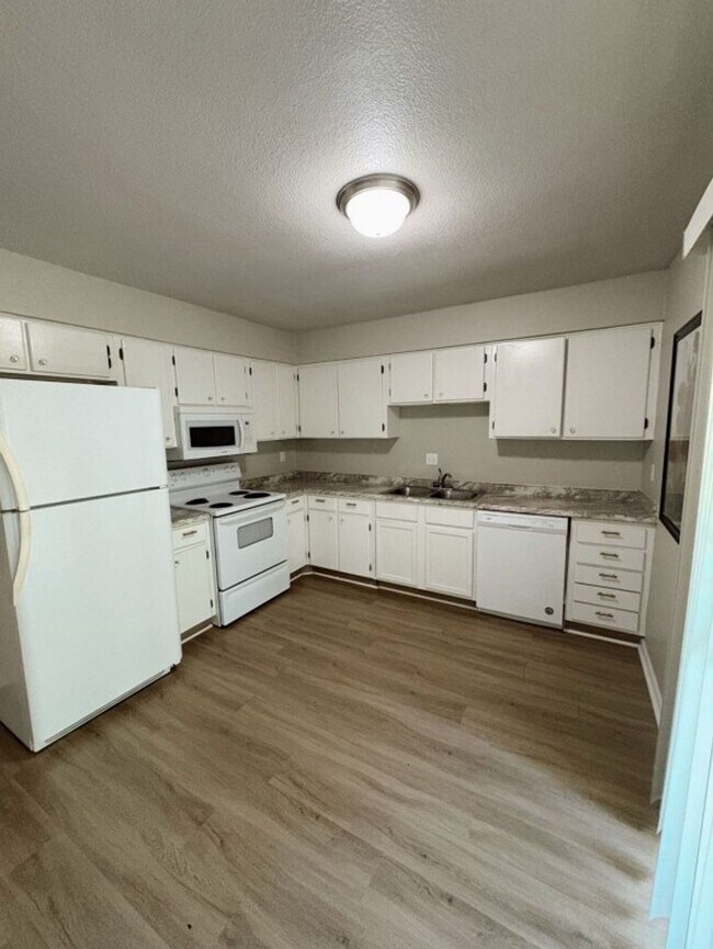 Building Photo - 204 W Mockingbird Ln