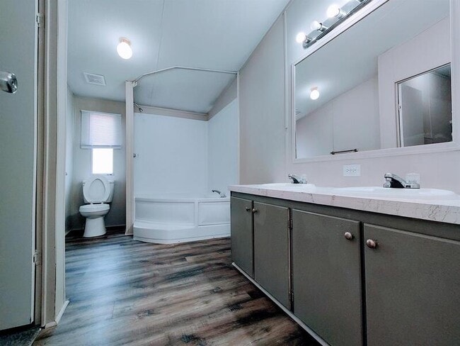 Building Photo - 220 Sunshine Dr