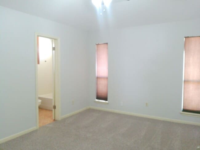 Building Photo - 2614 Camargo Dr