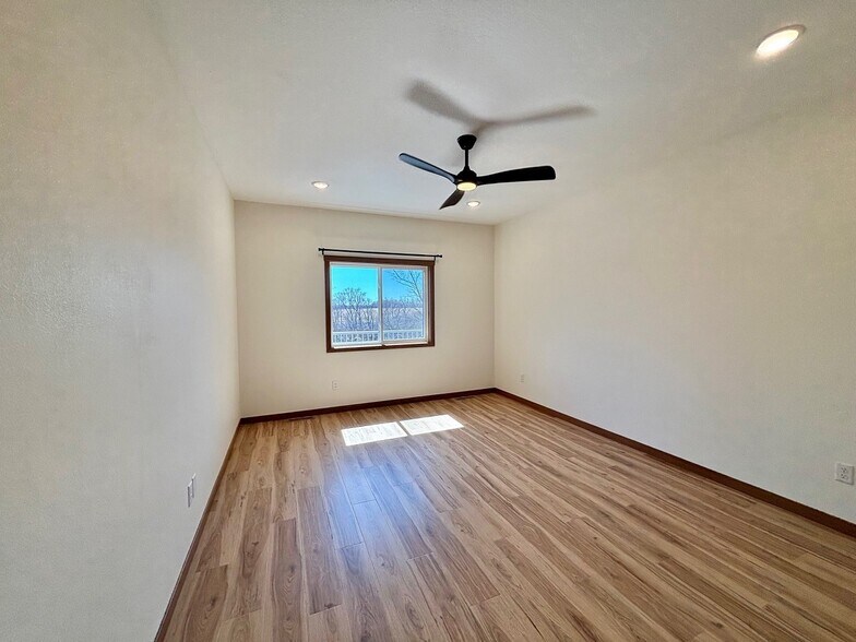 Building Photo - 575 Main St W