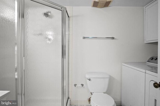 Building Photo - Charming 1-Bedroom Townhouse with 2 Full Baths in Arlington
