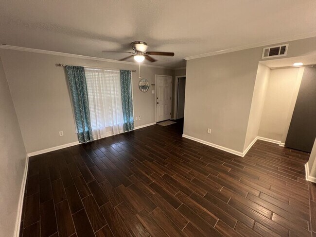 Building Photo - Fully Renovated 3 Bedroom Apartment in Pri...