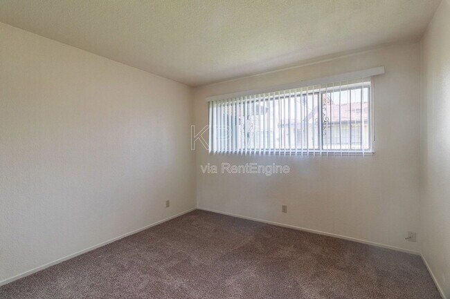 Building Photo - 1227 Pinetree Dr