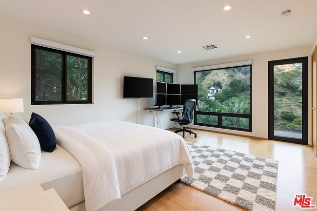 Building Photo - 8634 Franklin Ave