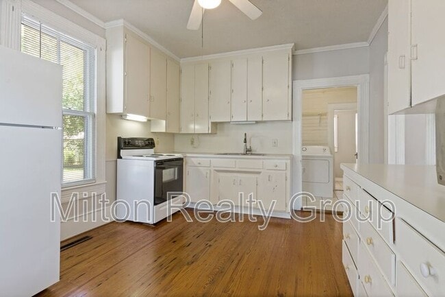 Building Photo - 106 W Ivey St