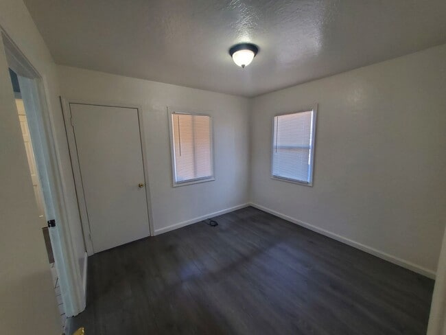 Building Photo - EBS T 21196 - 21198