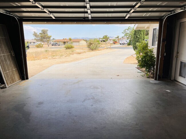 Building Photo - Charming 3-Bedroom with 2 Full Baths on th...