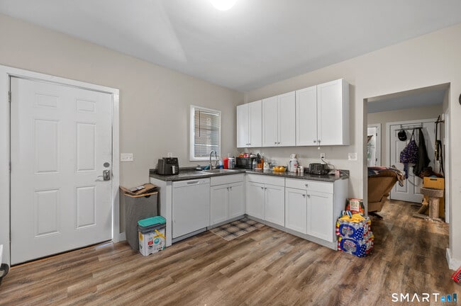 Building Photo - 26 Monroe St