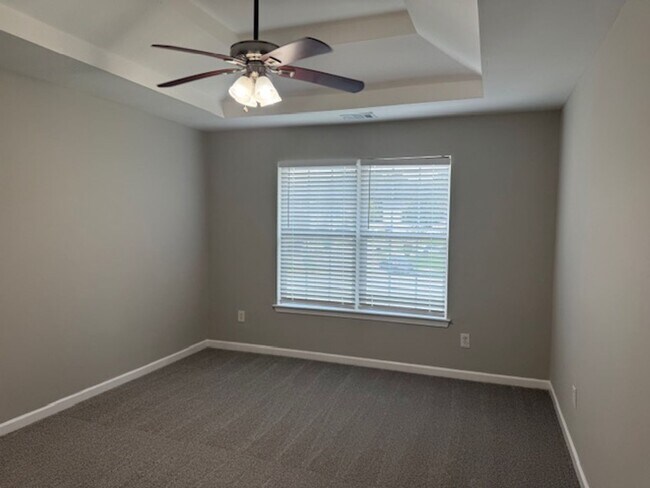 Building Photo - Beautifully Updated 5BR / 3 Bath Brick Fro...