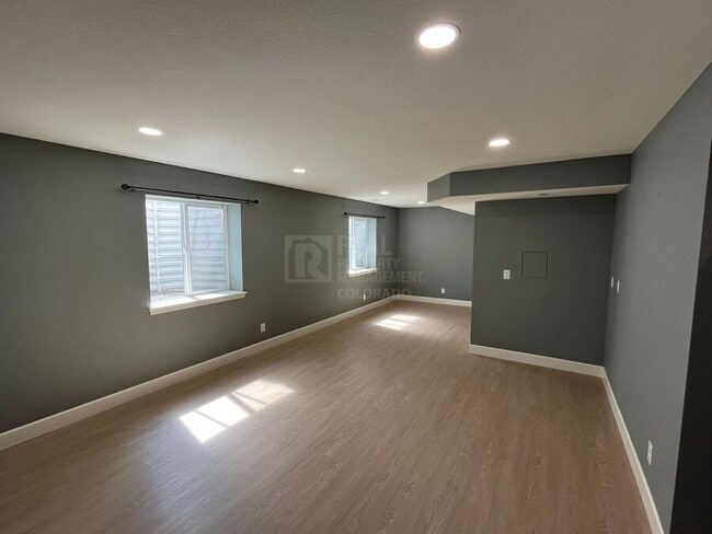 Building Photo - 325 Stone Creek Dr