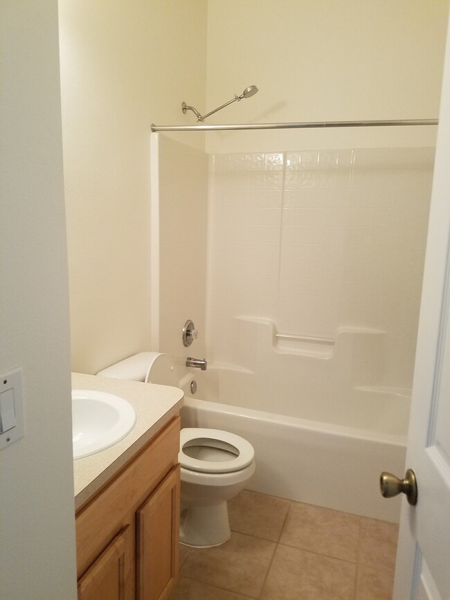 Building Photo - Newly carpeted  3 bedroom and 2 bath home ...