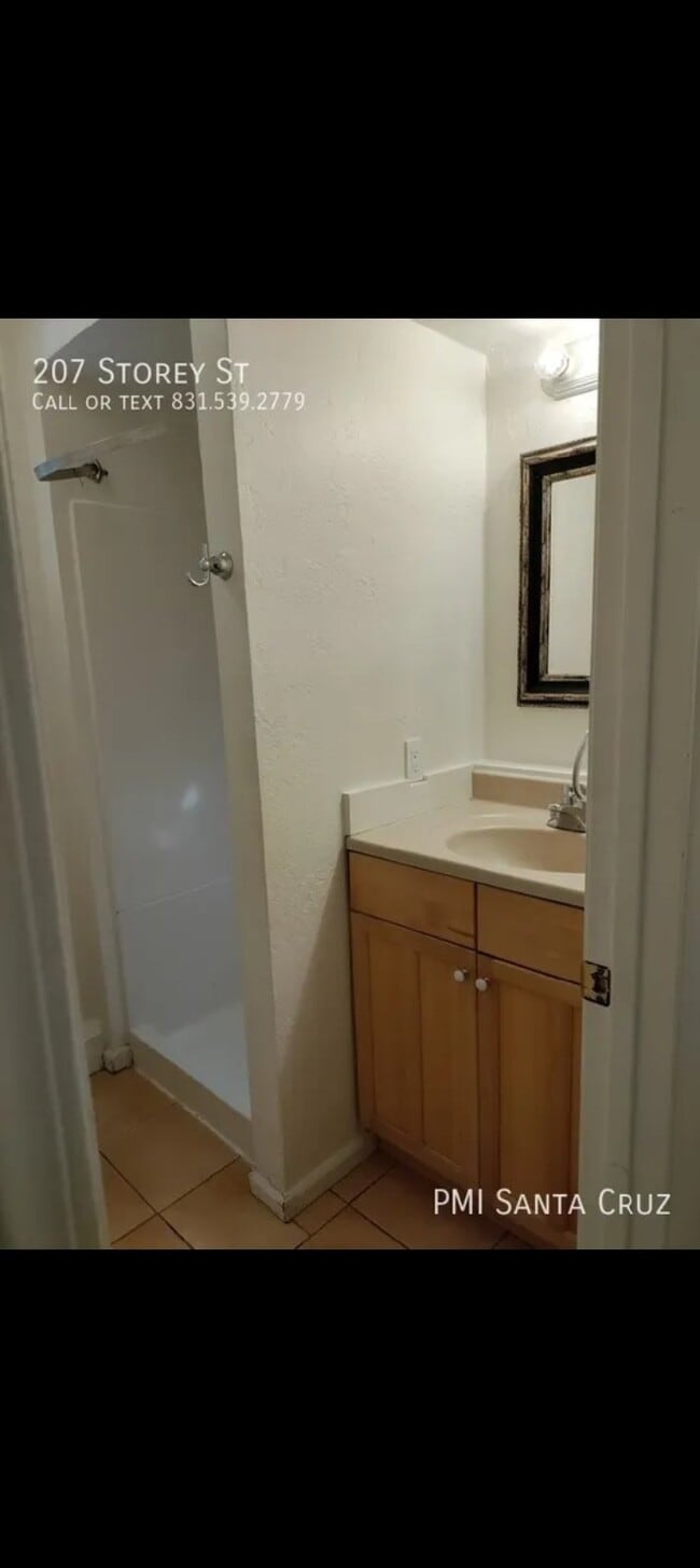Building Photo - Charming Studio Apartment - West Side