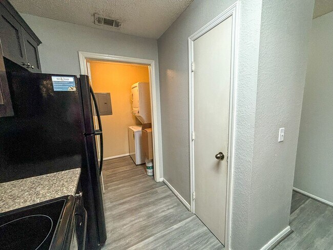 Building Photo - Windsor Park #317 - Pet Friendly!