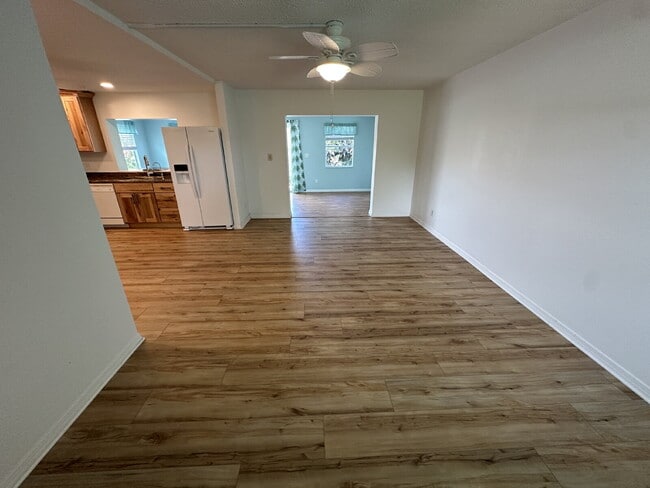 Building Photo - Beachside Living!